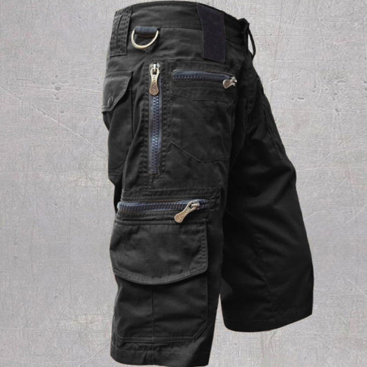 "Herr Capri Shorts i 100% bomull, hållbara och andas, idealiska för utomhusaktiviteter med justerbart midjeband."