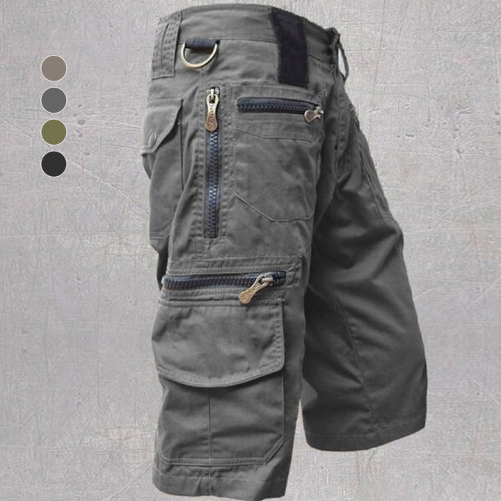 "Herr Capri Shorts i 100% bomull, hållbara och andas, idealiska för utomhusaktiviteter med justerbart midjeband."