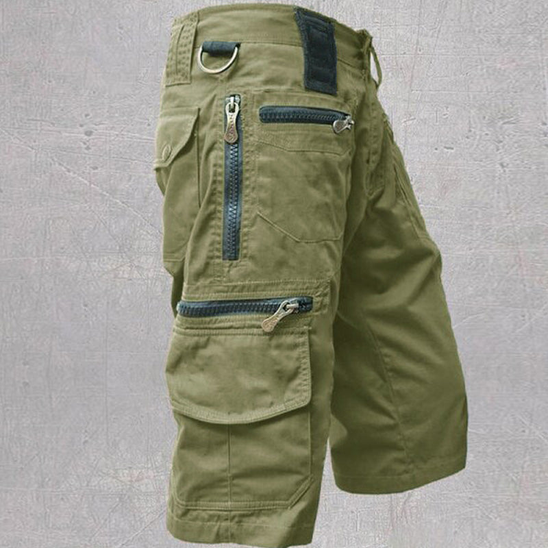 "Herr Capri Shorts i 100% bomull, hållbara och andas, idealiska för utomhusaktiviteter med justerbart midjeband."