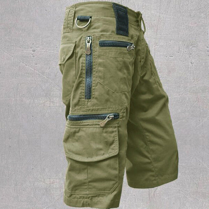 "Herr Capri Shorts i 100% bomull, hållbara och andas, idealiska för utomhusaktiviteter med justerbart midjeband."