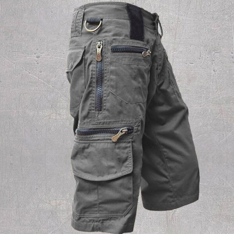 "Herr Capri Shorts i 100% bomull, hållbara och andas, idealiska för utomhusaktiviteter med justerbart midjeband."