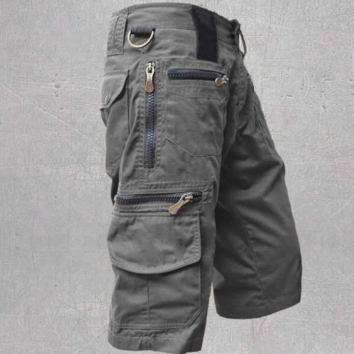 "Herr Capri Shorts i 100% bomull, hållbara och andas, idealiska för utomhusaktiviteter med justerbart midjeband."