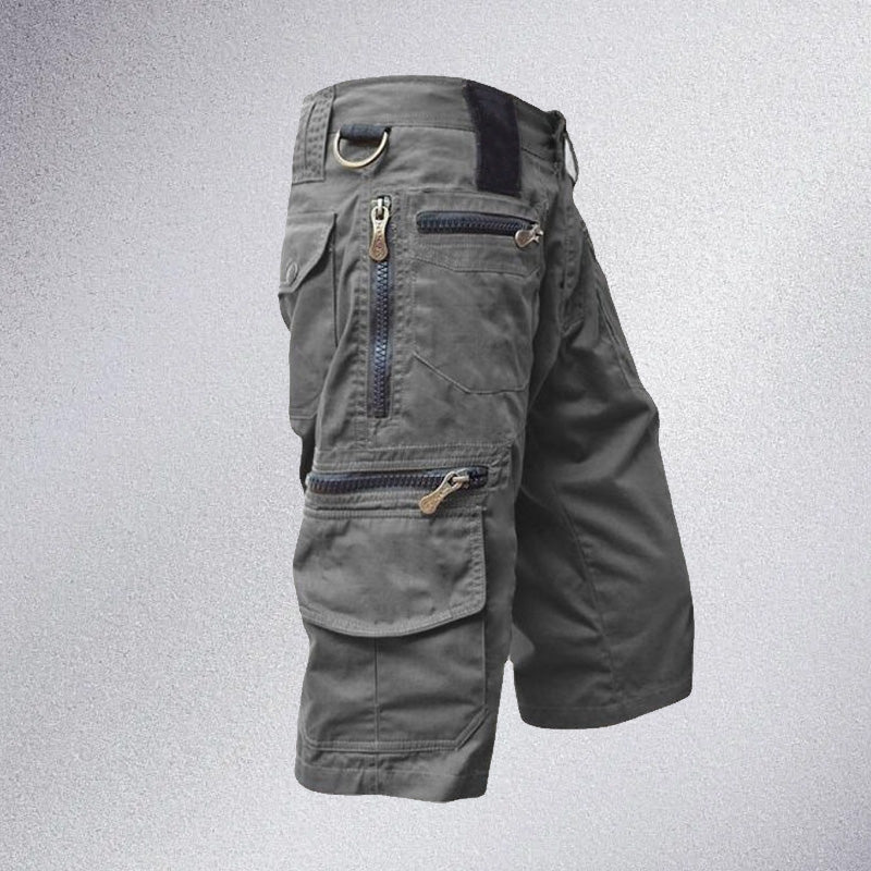 "Herr Capri Shorts i 100% bomull, hållbara och andas, idealiska för utomhusaktiviteter med justerbart midjeband."