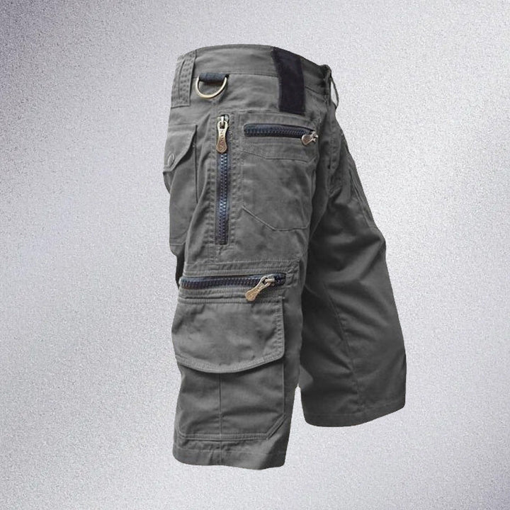 "Herr Capri Shorts i 100% bomull, hållbara och andas, idealiska för utomhusaktiviteter med justerbart midjeband."
