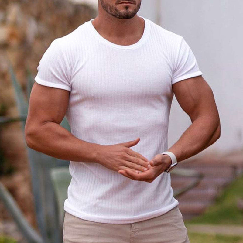 "Herr T-shirt slim fit i ribbad bomull, modern design, mjuk och bekväm, perfekt för dagligt bruk, andas väl."