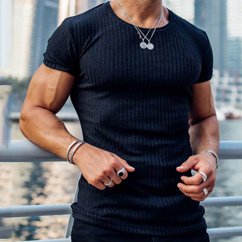 "Herr T-shirt slim fit i ribbad bomull, modern design, mjuk och bekväm, perfekt för dagligt bruk, andas väl."