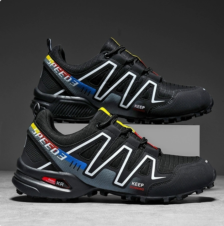 Vandringsskor för herrar i grått och svart, vattentåliga hikingskor för terräng.