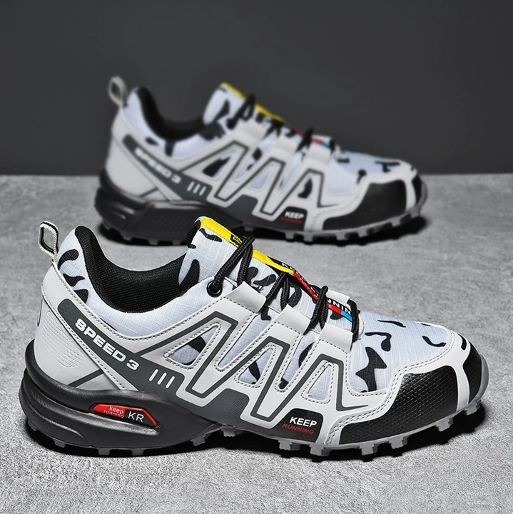 Herrars vattentåliga vandringsskor på stenstig, kängor för utomhusäventyr.