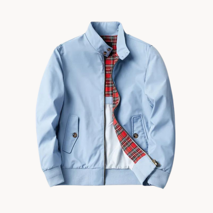 "Herrjacka i belagd bomull, Harrington stil, med tartanfoder och fullängds blixtlås. Elegant och tidlös design."