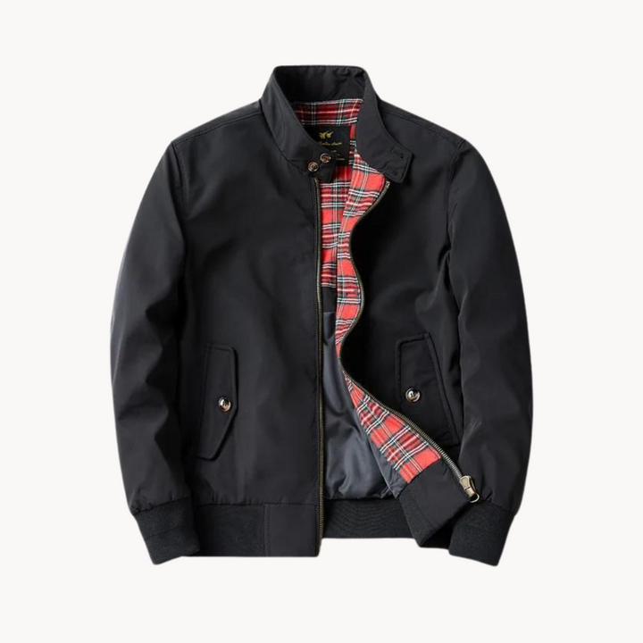 "Herrjacka i belagd bomull, Harrington stil, med tartanfoder och fullängds blixtlås. Elegant och tidlös design."