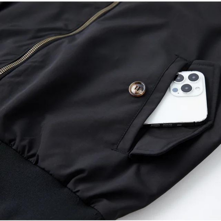 "Herrjacka i belagd bomull, Harrington stil, med tartanfoder och fullängds blixtlås. Elegant och tidlös design."