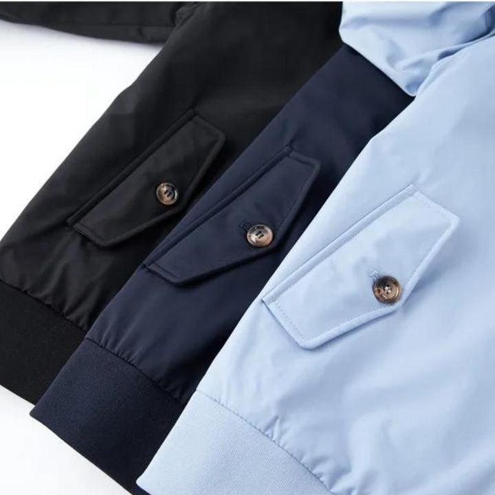 "Herrjacka i belagd bomull, Harrington stil, med tartanfoder och fullängds blixtlås. Elegant och tidlös design."