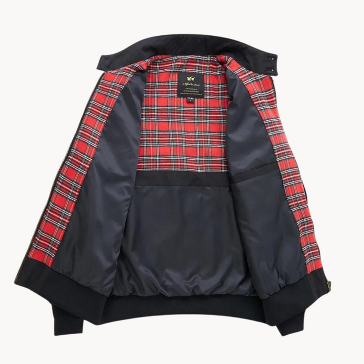 "Herrjacka i belagd bomull, Harrington stil, med tartanfoder och fullängds blixtlås. Elegant och tidlös design."