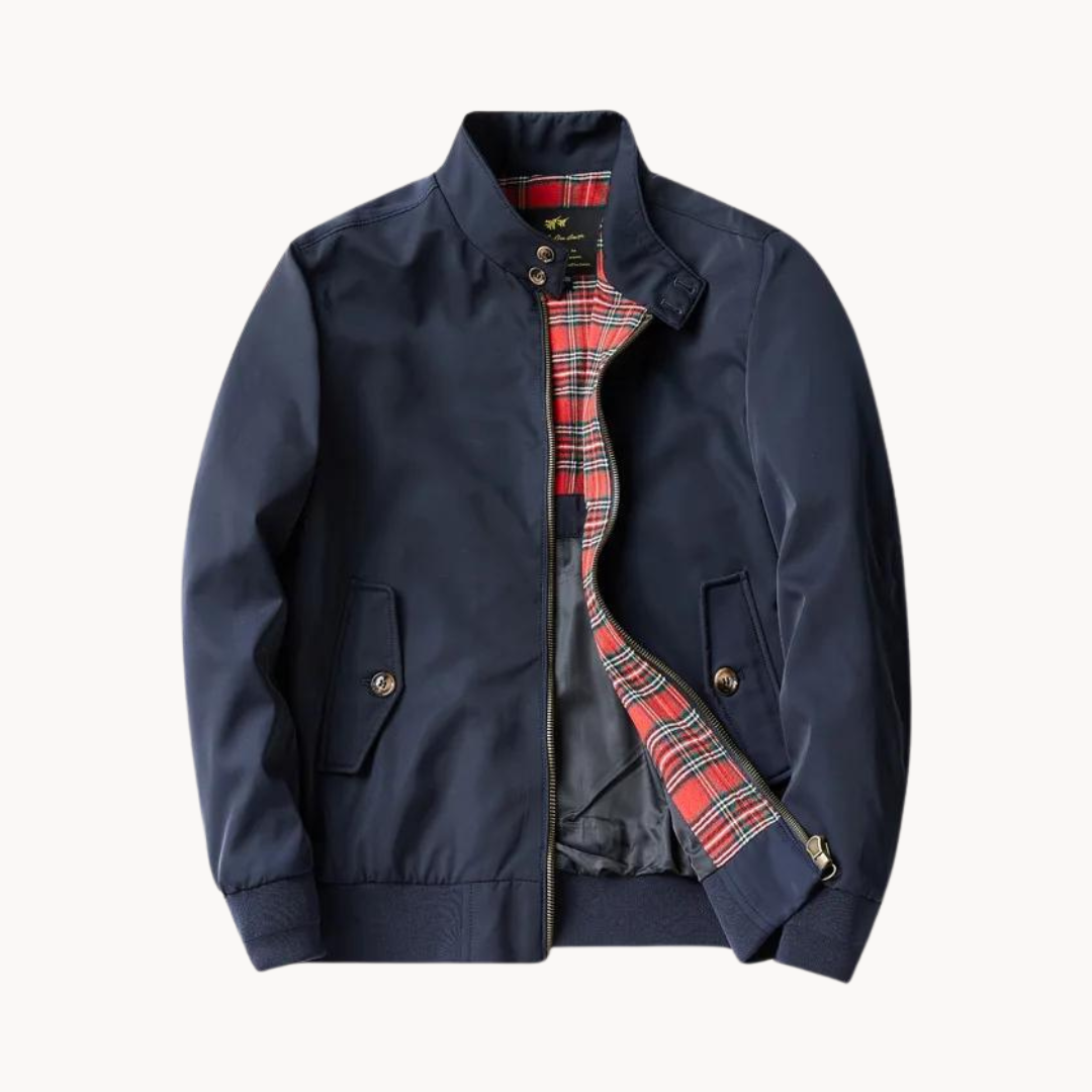 "Herrjacka i belagd bomull, Harrington stil, med tartanfoder och fullängds blixtlås. Elegant och tidlös design."
