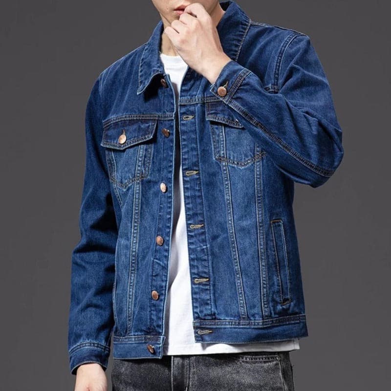 Herrjeansjacka i klassisk stil, rak passform, synliga bröstfickor, subtila knappar, mörk denimfärg.