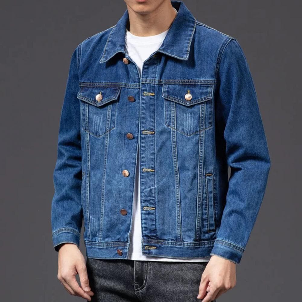 Herrjeansjacka i klassisk stil, rak passform, synliga bröstfickor, subtila knappar, mörk denimfärg.