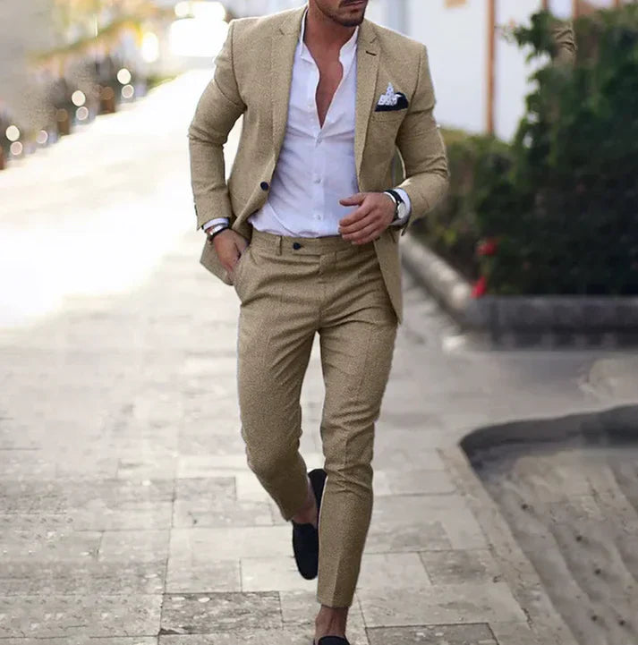 "Herrkostym slim fit med kavaj och byxor i elegant design, tillgänglig i beige, grå och mörkblå, perfekt för formella tillfäl