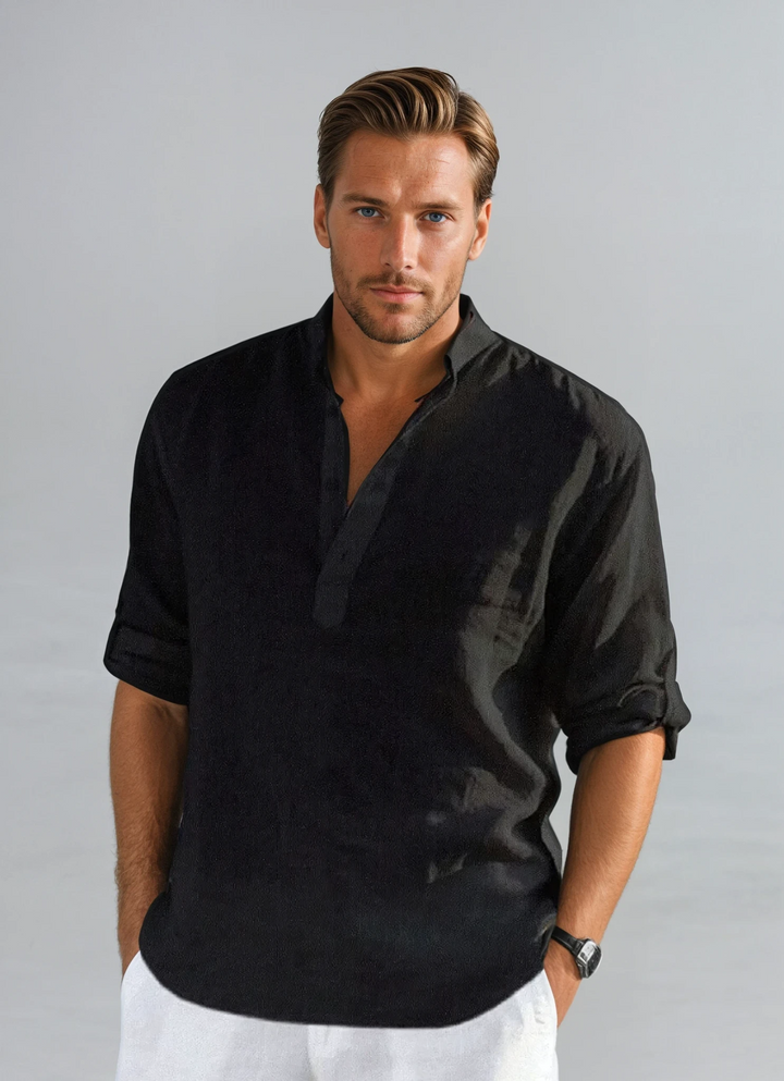 Närbild på en elegant herrskjorta i ljusblått linne, visar textur och andningsförmåga, dags för sommarstil.