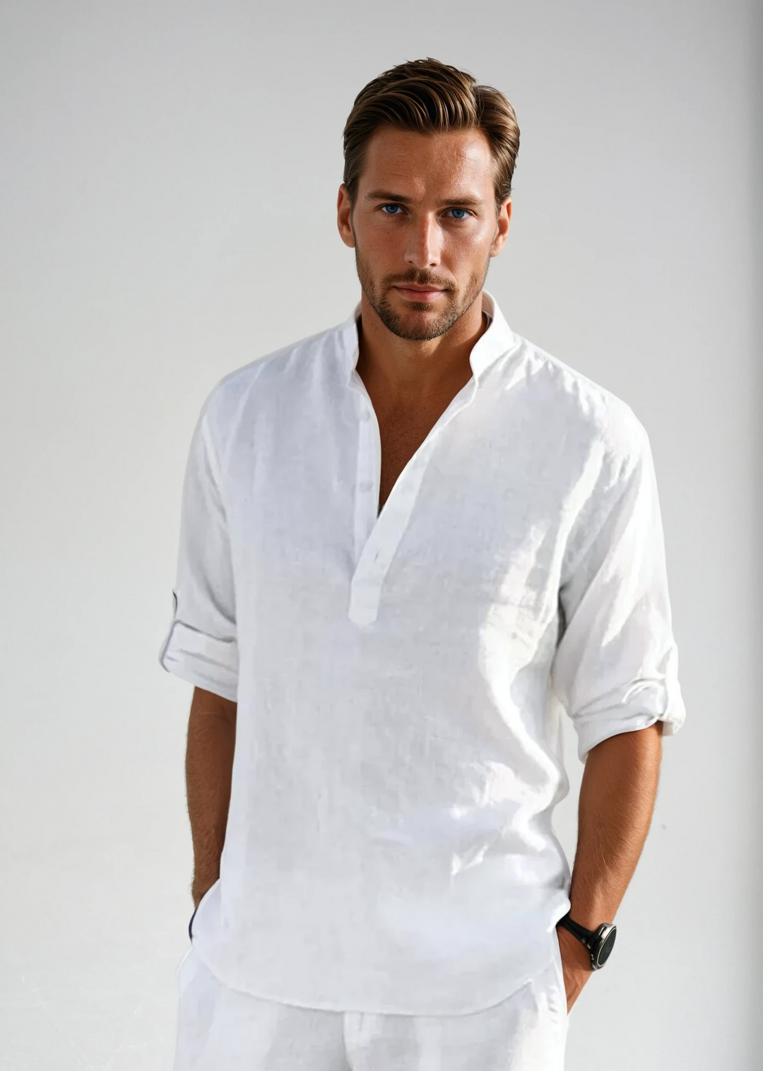 Man i linneskjorta, mörkblå och lättskött, poserar avslappnat med tidlös herrmode-look.