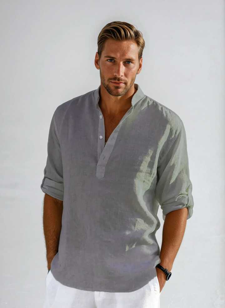 Detaljbild på kragen av en grå herrskjorta i linne, betonar tidlös stil och andningsbart tyg för sommar.