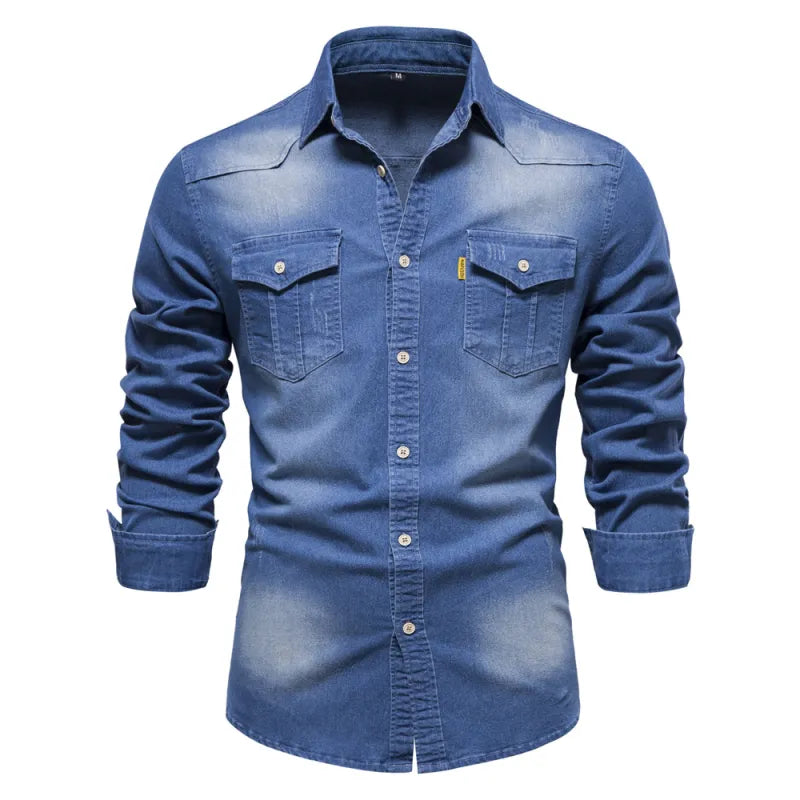Herrskjorta i slitstark denim med praktiska bröstfickor och klassisk passform, idealisk för vardagliga och festliga tillfälle