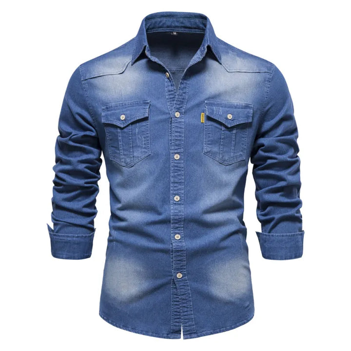 Herrskjorta i slitstark denim med praktiska bröstfickor och klassisk passform, idealisk för vardagliga och festliga tillfälle