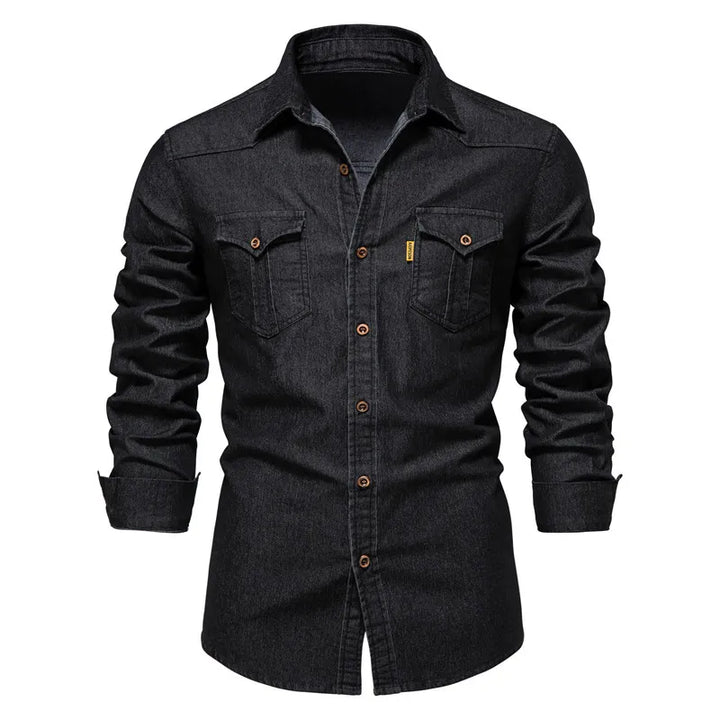 Herrskjorta i slitstark denim med praktiska bröstfickor och klassisk passform, idealisk för vardagliga och festliga tillfälle