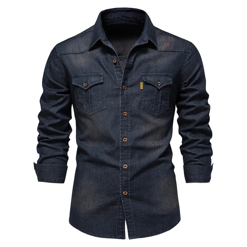 Herrskjorta i slitstark denim med praktiska bröstfickor och klassisk passform, idealisk för vardagliga och festliga tillfälle