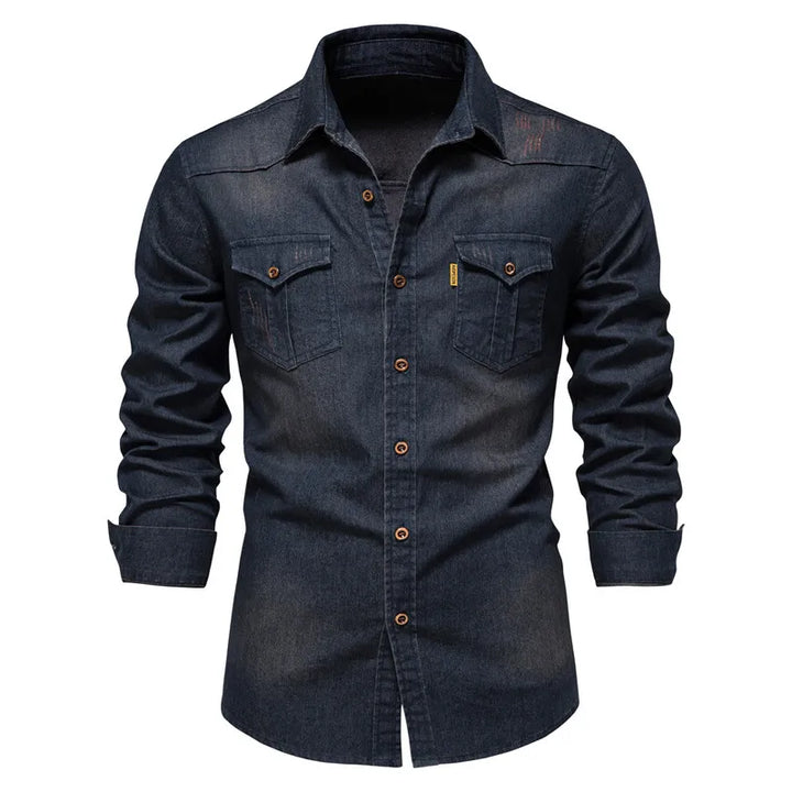 Herrskjorta i slitstark denim med praktiska bröstfickor och klassisk passform, idealisk för vardagliga och festliga tillfälle