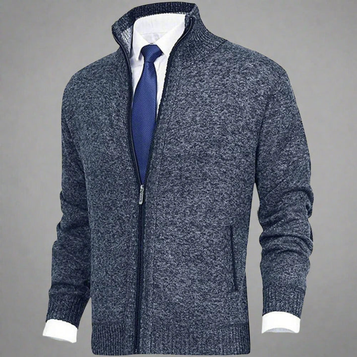 "Herrstickad zip-kofta med hög krage, ribbad design och praktiska sidofickor, stilren och perfekt för kyliga dagar."