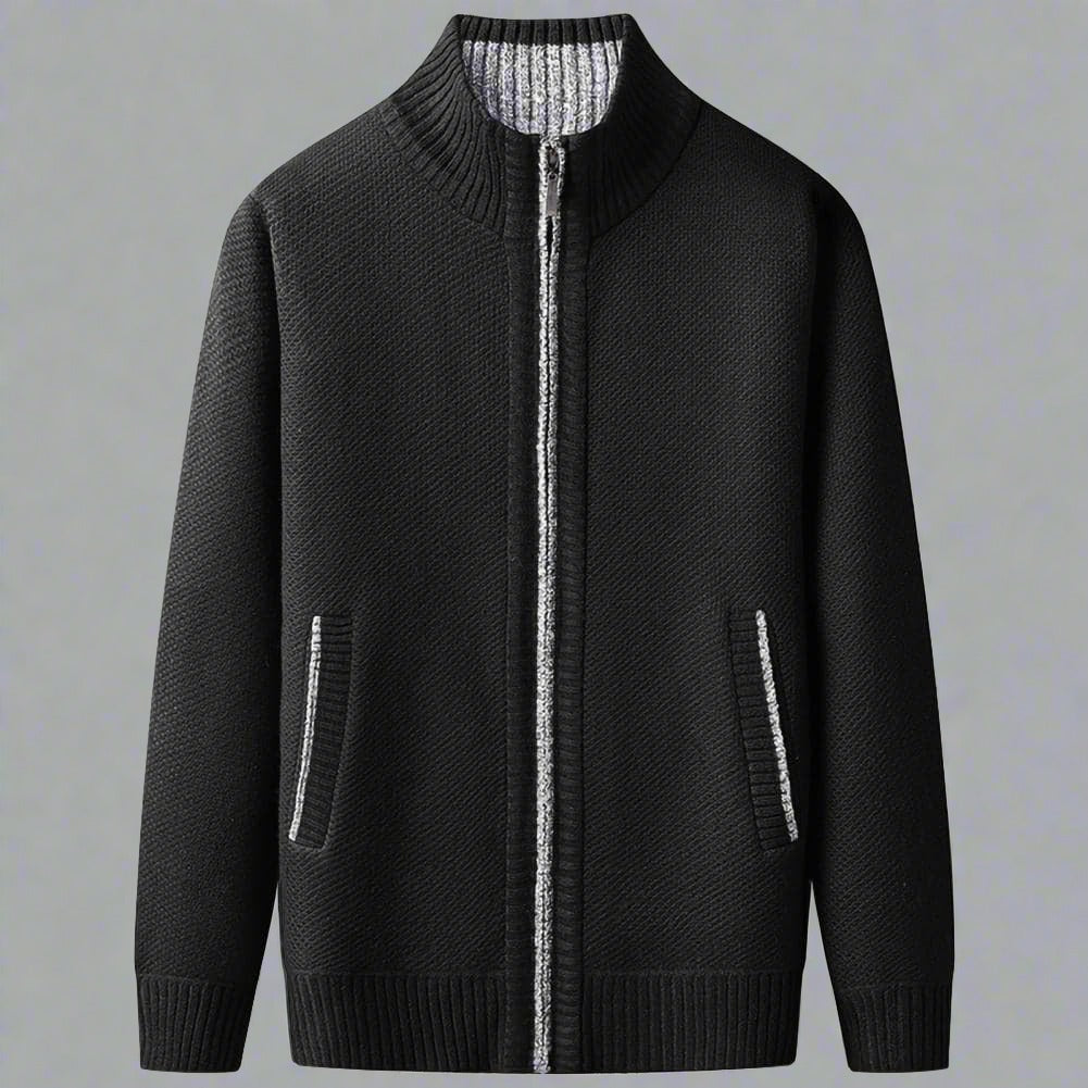 "Herrstickad zip-kofta med hög krage, ribbad design och praktiska sidofickor, stilren och perfekt för kyliga dagar."