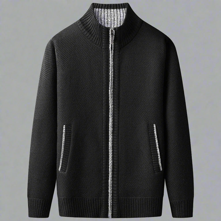 "Herrstickad zip-kofta med hög krage, ribbad design och praktiska sidofickor, stilren och perfekt för kyliga dagar."