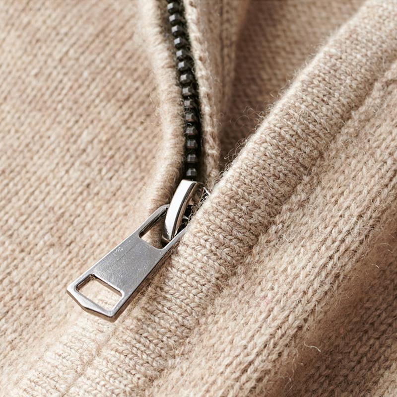 "Herrtröja i beige med dragkedja för alla säsonger, långärmad och stilfull design, idealisk för både vardag och kontor."