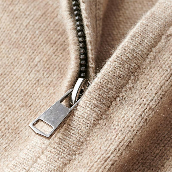 "Herrtröja i beige med dragkedja för alla säsonger, långärmad och stilfull design, idealisk för både vardag och kontor."