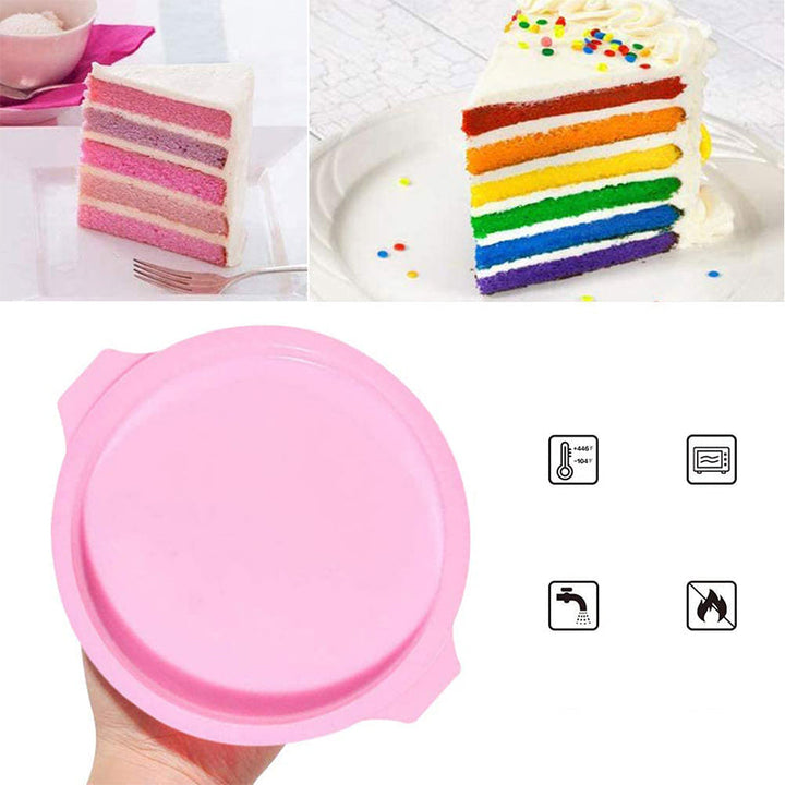 Hjärtformade silikon tårtformar i rosa och blå, perfekt för regnbågstårtor. Flexibla för enkel tårtuttagning.