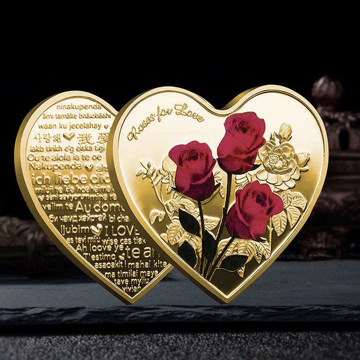 Hjärtformat minnesmynt med rosendesign i silver, kärleksbudskap; perfekt romantisk gåva, dekorativt och hållbart.