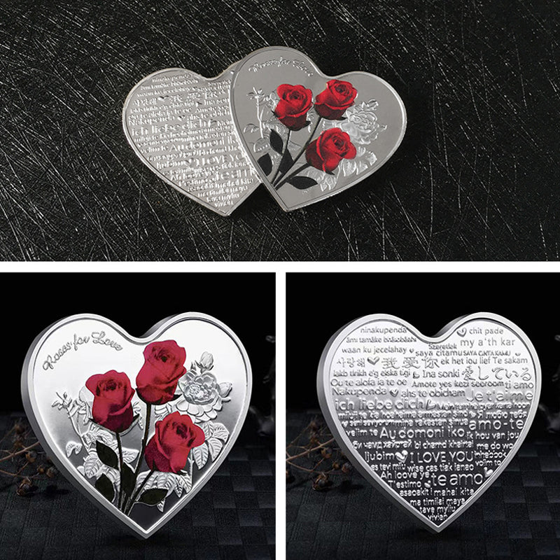 Hjärtformat minnesmynt med rosendesign i silver, kärleksbudskap; perfekt romantisk gåva, dekorativt och hållbart.