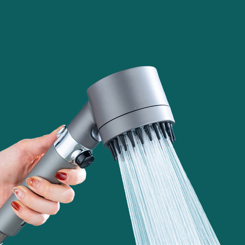 Högtrycksduschhuvud i grå ABS, tre lägen, modern design, kompakt och hållbart. Front view, liknar en hårtork.