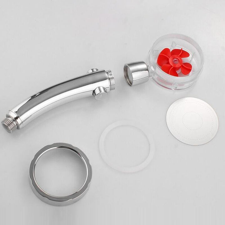 "Högtrycksroterande duschhuvud i silver med modern design, förbättrar vattentryck och sparar vatten i badrummet."