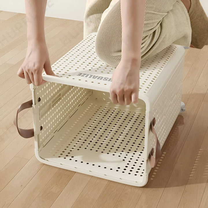 "Hopfällbar tvättlåda med hjul, elegant design i neutral färg, tillverkad i slitstarkt PP-material för smidig förvaring."