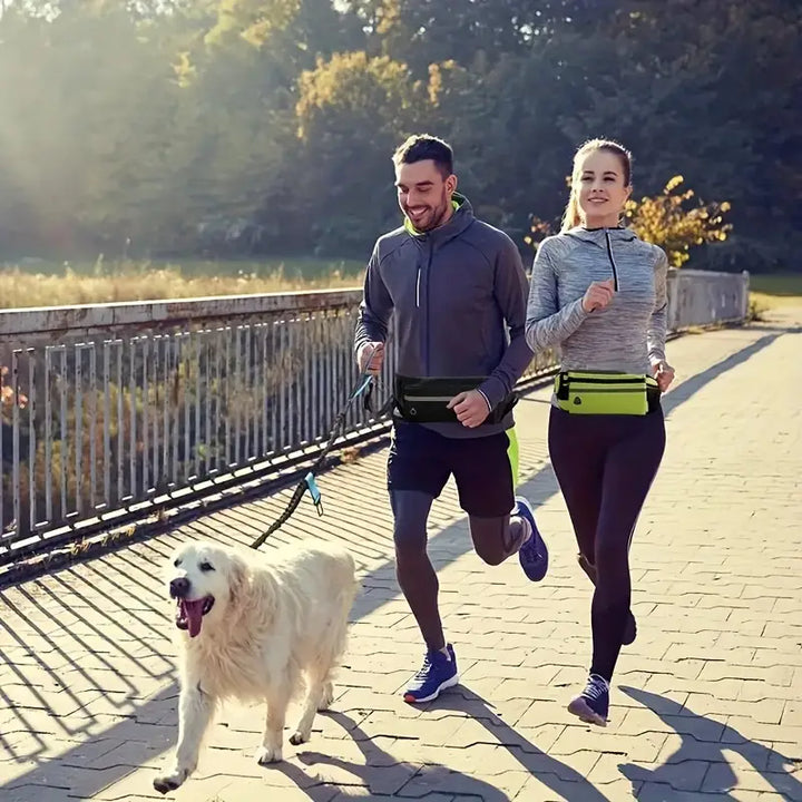 "Hundägare med flexibelt koppel och midjeväska för handsfree promenader och ökad rörelsefrihet för hunden."