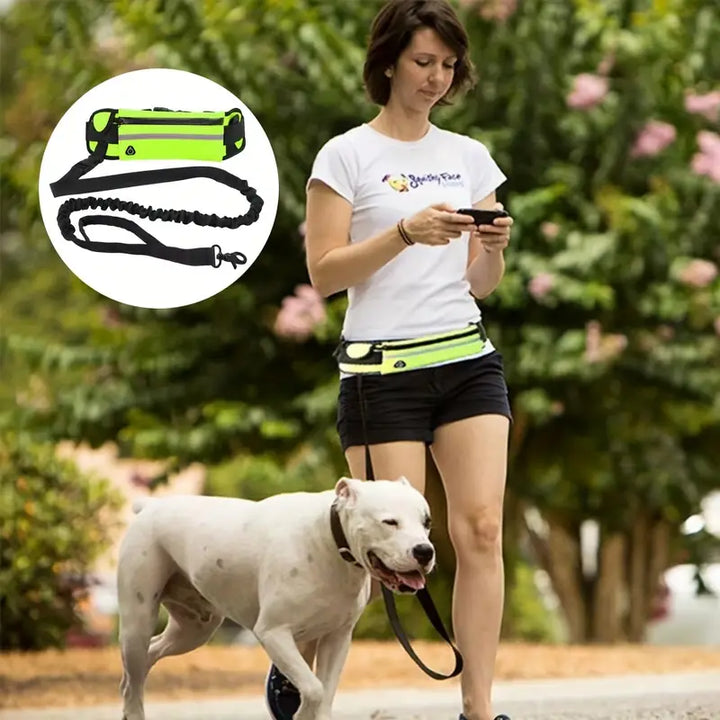 "Hundägare med flexibelt koppel och midjeväska för handsfree promenader och ökad rörelsefrihet för hunden."