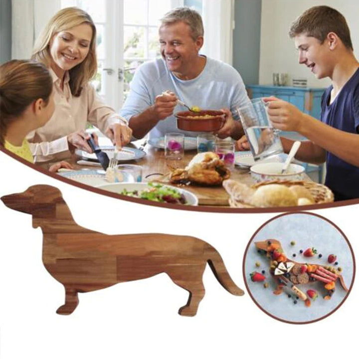 "Hundformad trässerveringsbräda i pinjeträ, perfekt för ost och vin, med unik taxdesign för kök och festligheter."