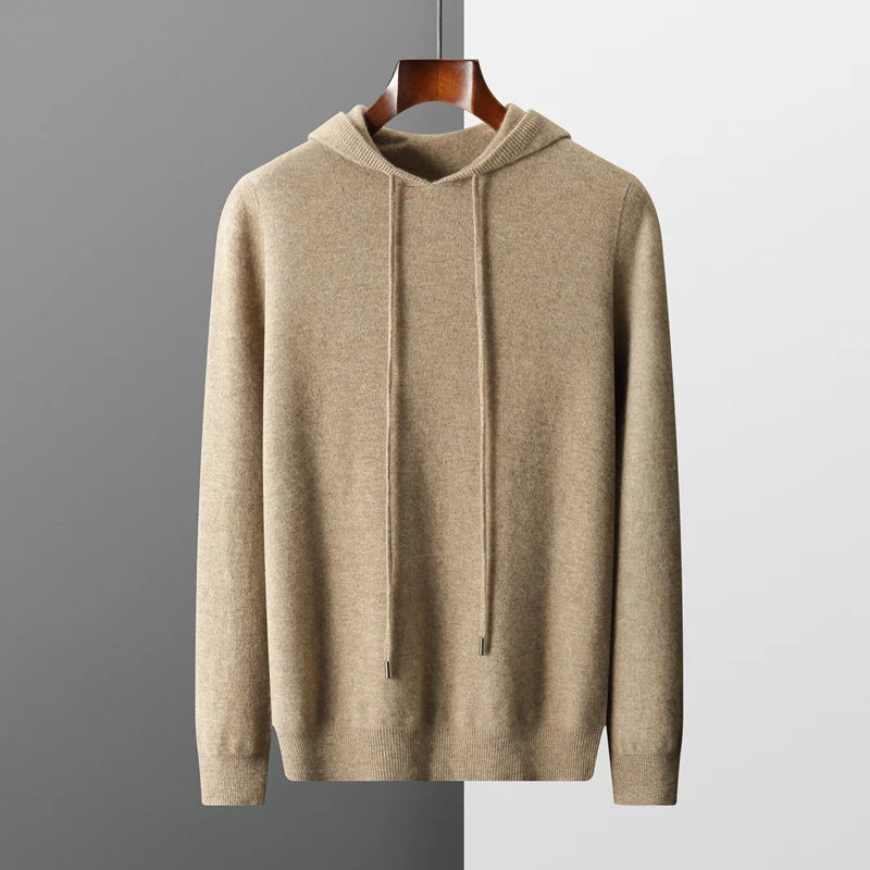 "Huvtröja i 100% merinoull, elegant och mjuk, perfekt för komfort och stil under kalla dagar."