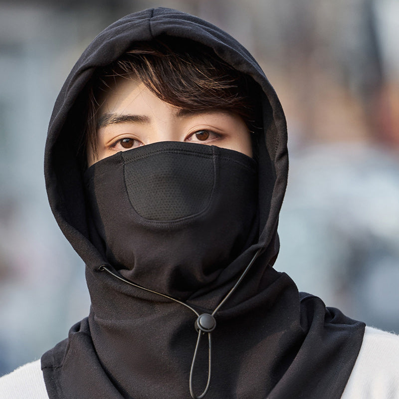 "Huvtröja med ansiktsmask och nackvärmare för vintercykling, i mjukt polyestermaterial, färg svart."