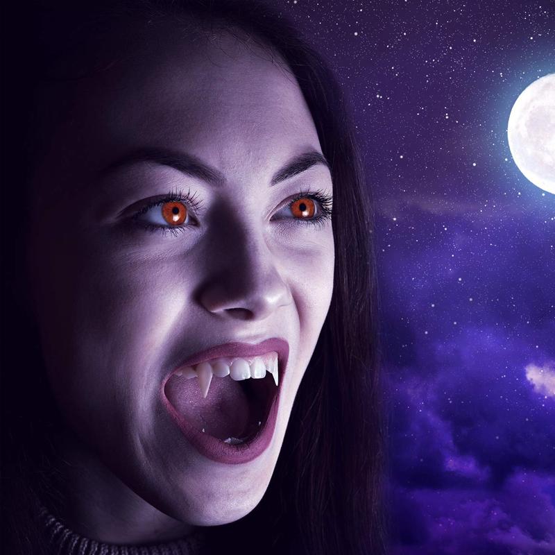 "Infällbara realistiska vampyrtänder halloween tillbehör, närbild med detaljrik ådring i vit silikon mot mörk bakgrund."