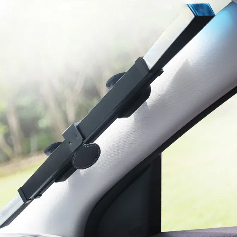 "Infällbart bilsolskydd med reflekterande aluminiumfilm, förstärkt med sugkoppar för enkel montering och förvaring."