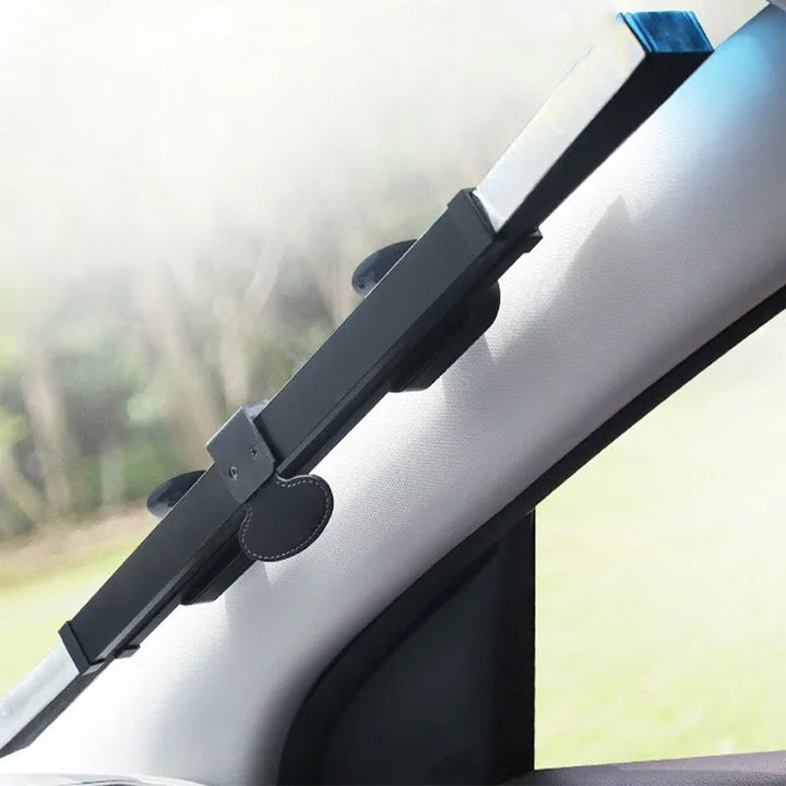 "Infällbart bilsolskydd med reflekterande aluminiumfilm, förstärkt med sugkoppar för enkel montering och förvaring."