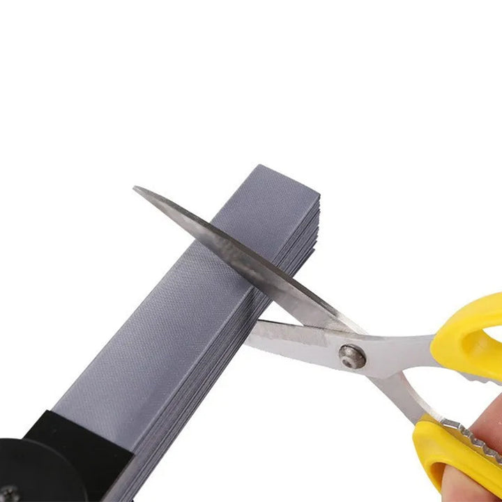 "Infällbart bilsolskydd med reflekterande aluminiumfilm, förstärkt med sugkoppar för enkel montering och förvaring."