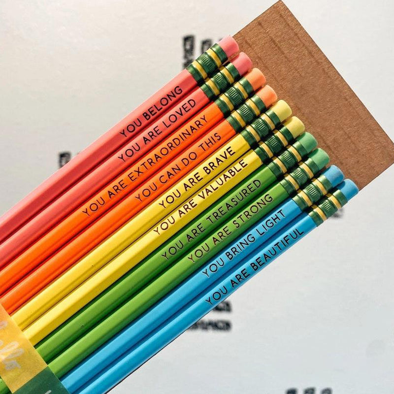 "Inspirerande affirmationspennor i trä, färgglada med motiv och positiva budskap, 10-pack till hemmet eller kontoret."